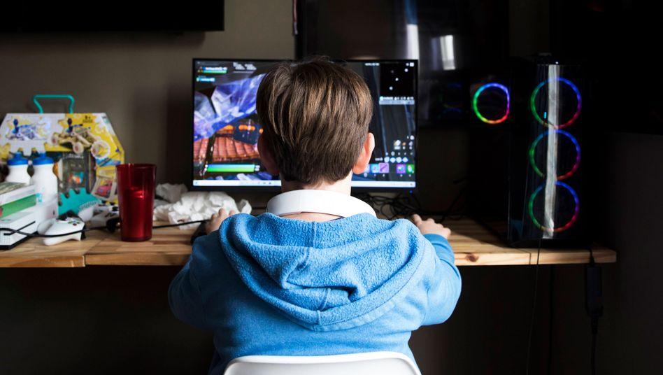 Детям играть на компьютере запрещено. Фото момент открытия лутбокса в компьютерных играх. Игры запретили играть в россии
