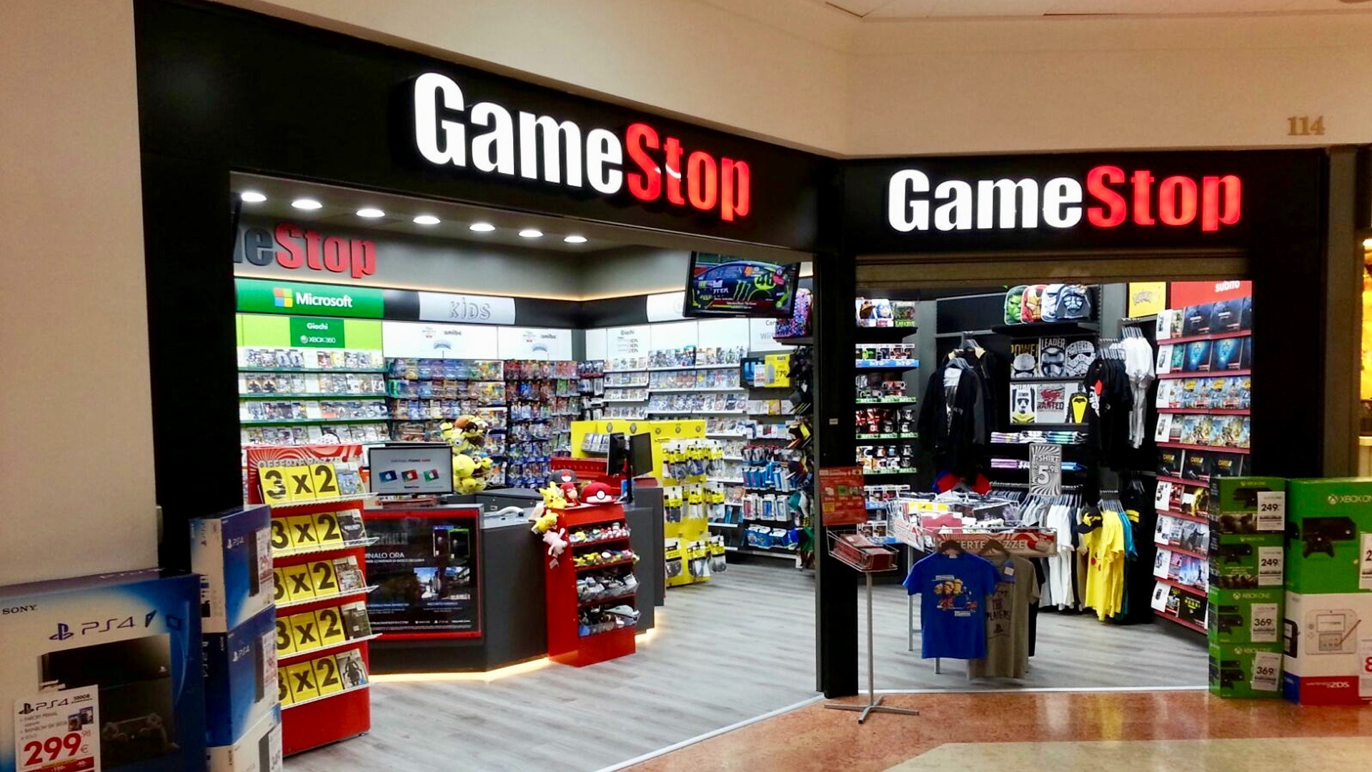 Крупнейшая игровая сеть GameStop борется с падением продаж и убытками,  закрывая магазины