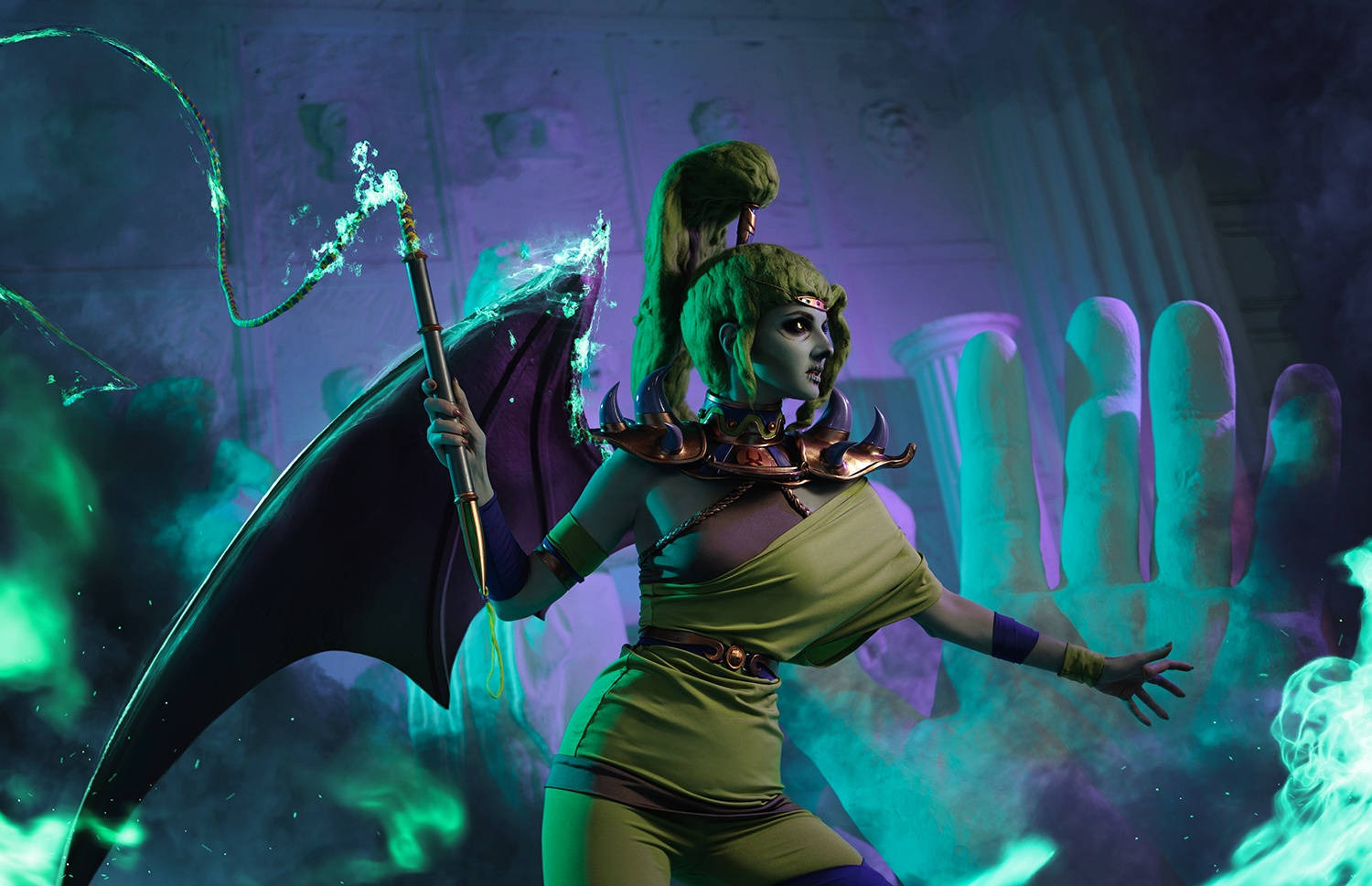 Косплей Тисифоны, мстительной фурии из игры Hades, представленный поклонницей