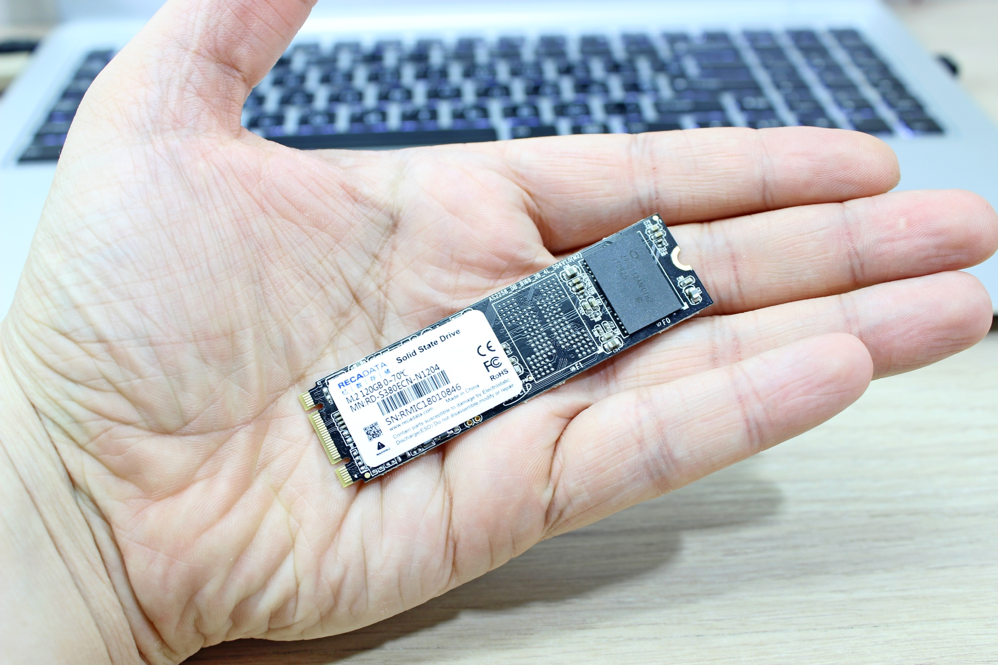 Чип памяти ssd. Чипы памяти SSD. 2dl чип памяти. SSD диск флешка. SSD диск m2 c радиатором.