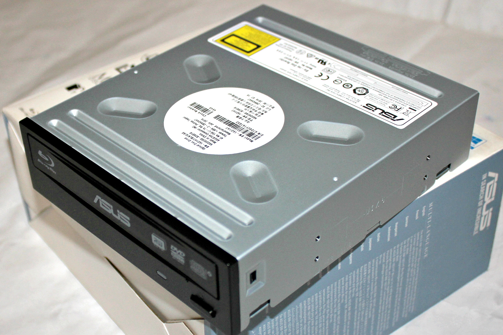 ASUS BW-16D1HT – универсальный привод для оптических дисков / HDD, SSD