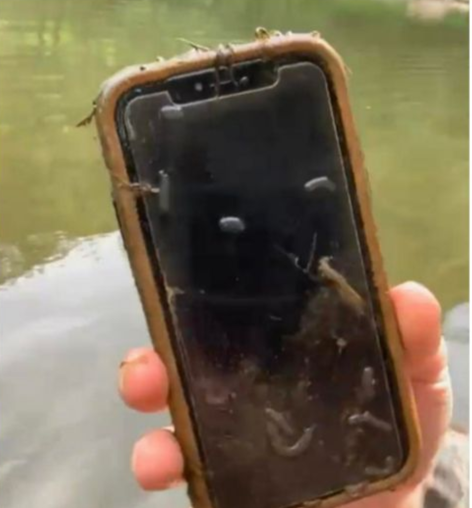 Iphone достали из реки спустя 10 месяцев после утопления и он все еще  работает / Смартфоны и мобильные телефоны / iXBT Live