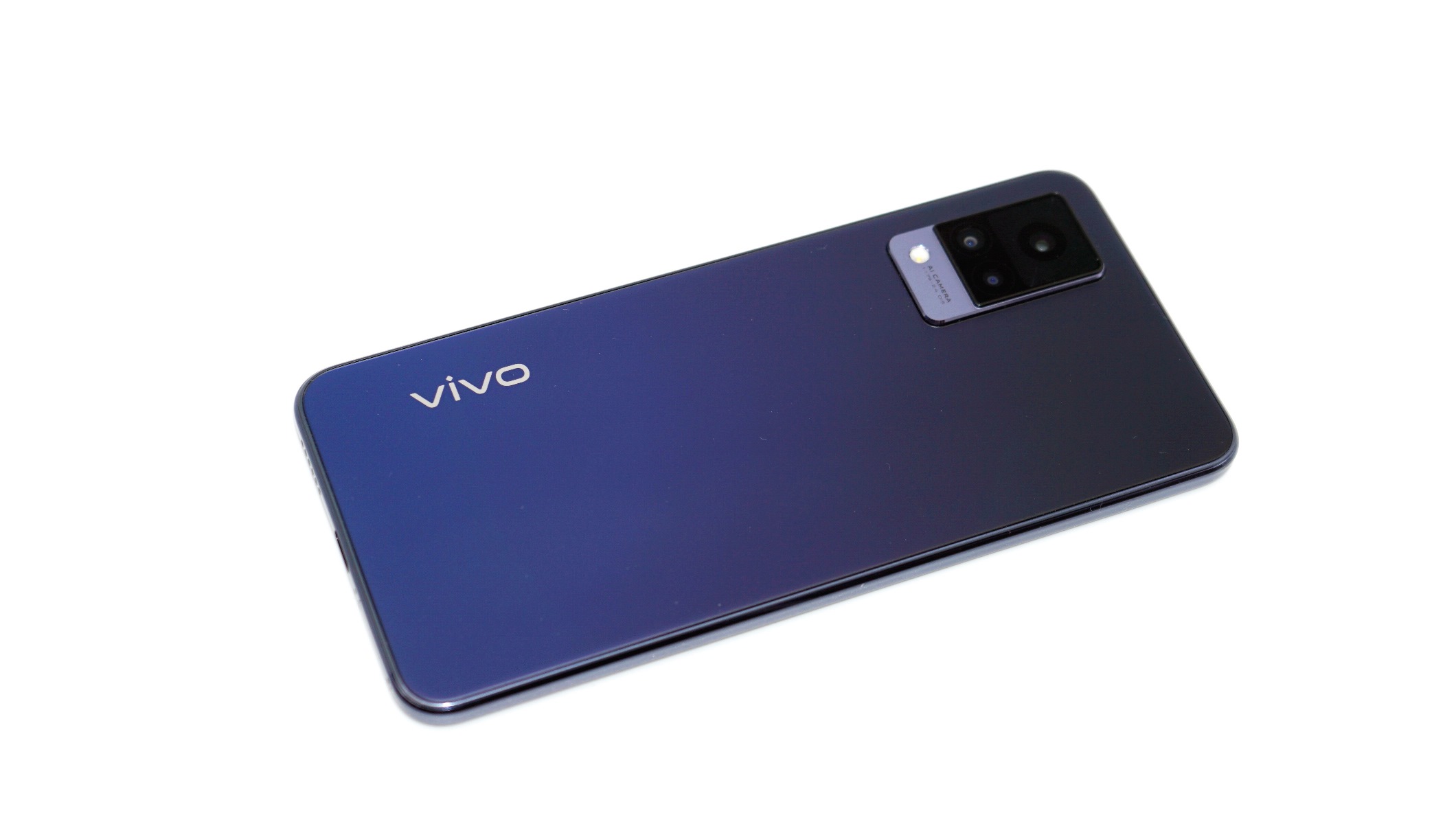 Обзор смартфона Vivo V21: стильный камерофон с фронталкой 44 Мп и основной  камерой на 64 Мп / Смартфоны и мобильные телефоны / iXBT Live