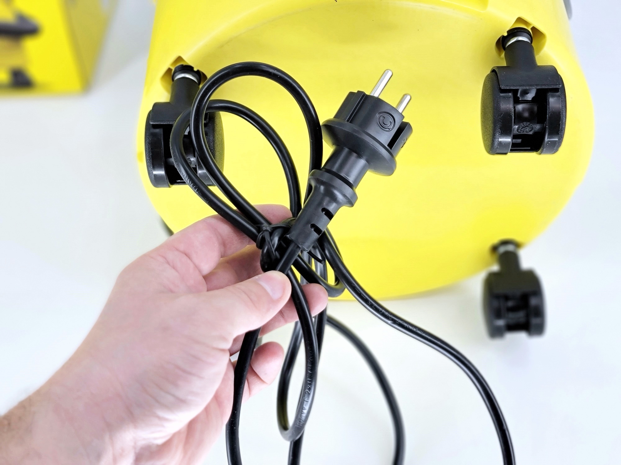 Пылесос Karcher KWD1 WV-12/2/18: обзор и тест универсальной модели для ...