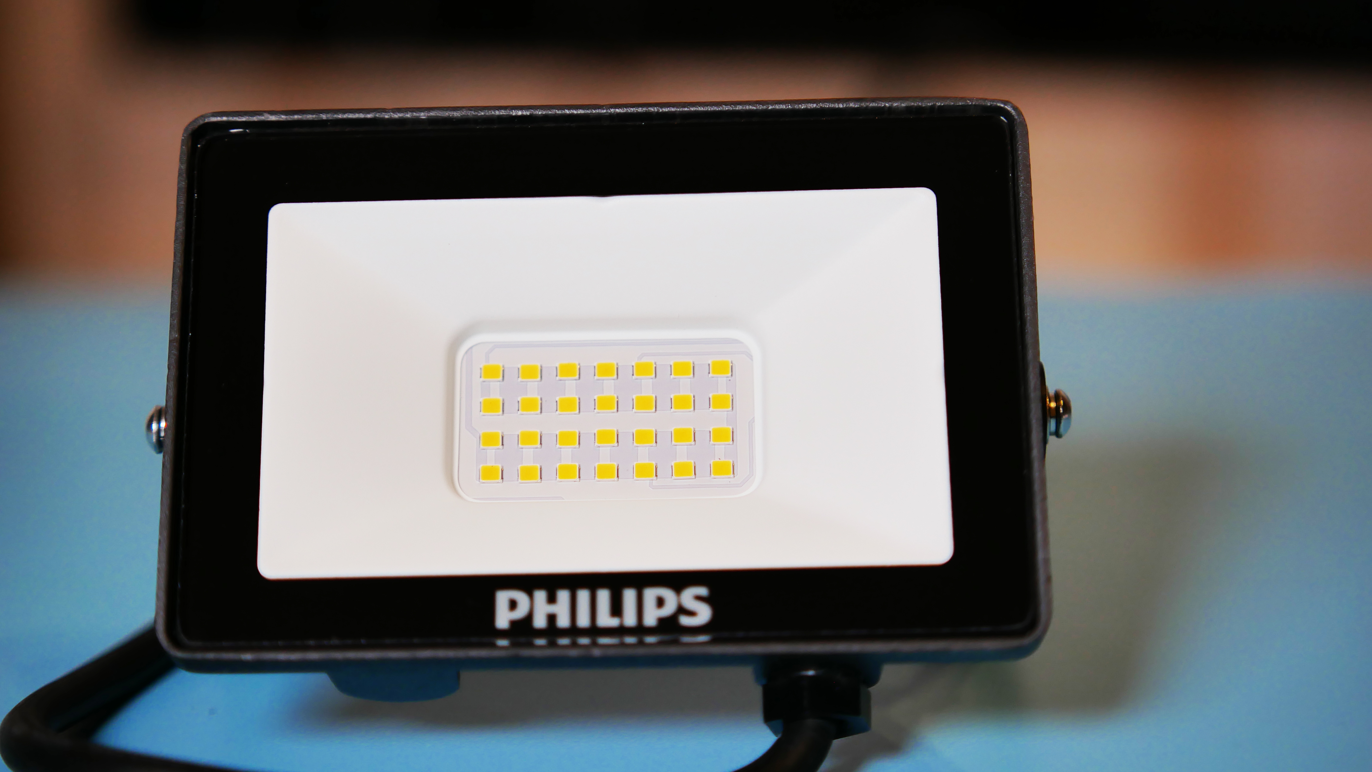 Прожектор philips. Прожекторы с датчиком движения Филипс. Светодиод для прожектора. Прожектор светодиодный на Газель.