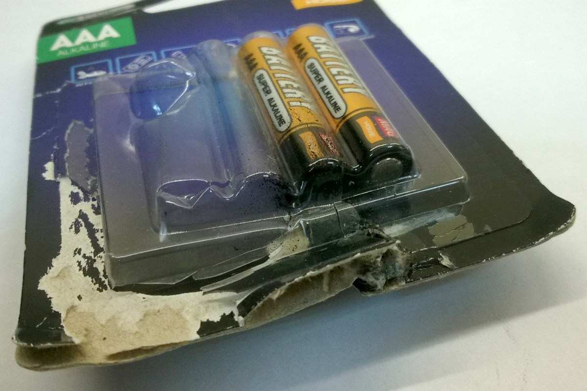 Пачка батареек. Взорвалась алкалиновая батарейка.