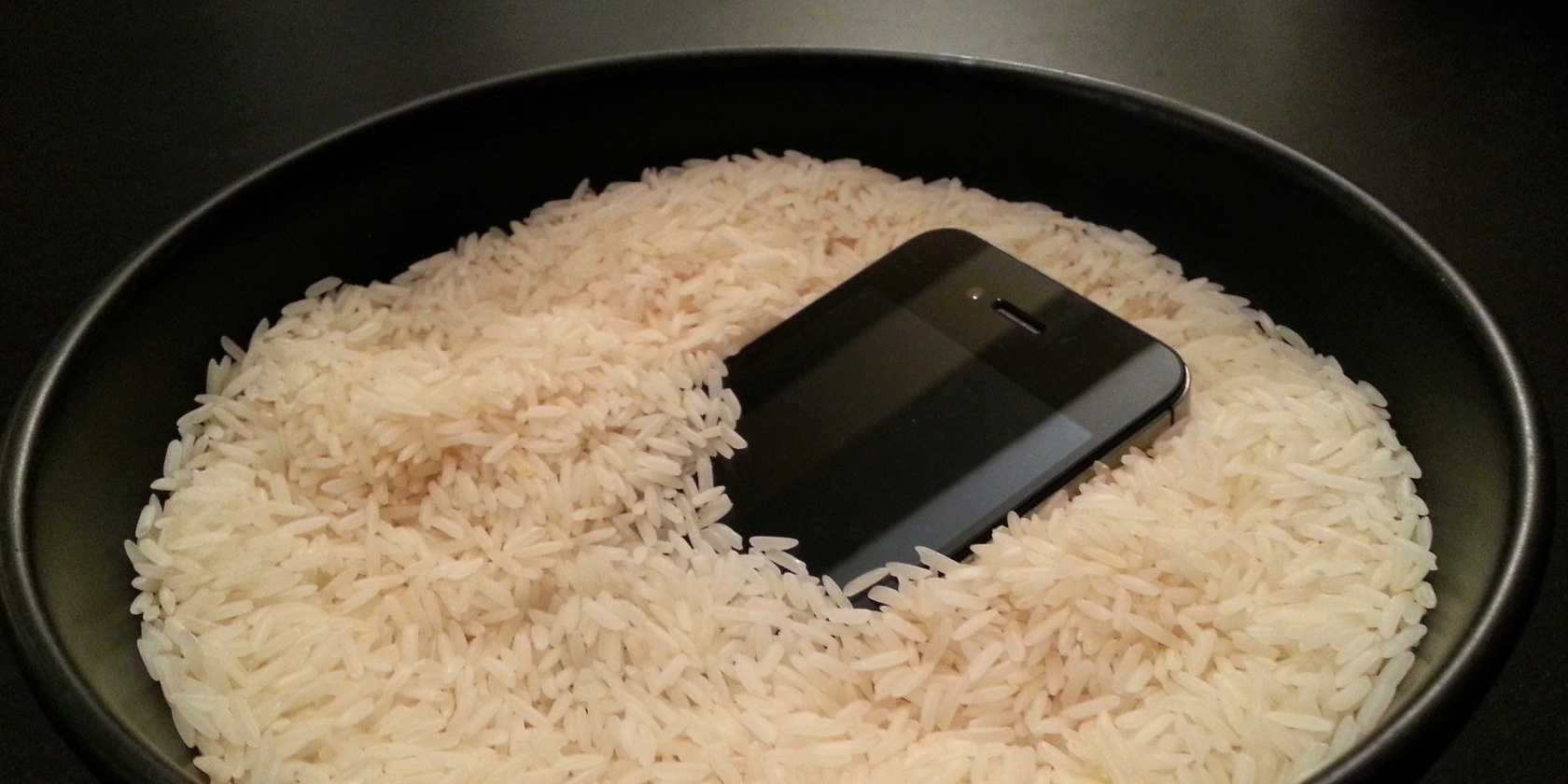 Телефон в рисе. Как правильно положить телефон в рис. Как правильно положить телефон в ёмкость с рисом. Как высушить телефон от воды в домашних условиях.