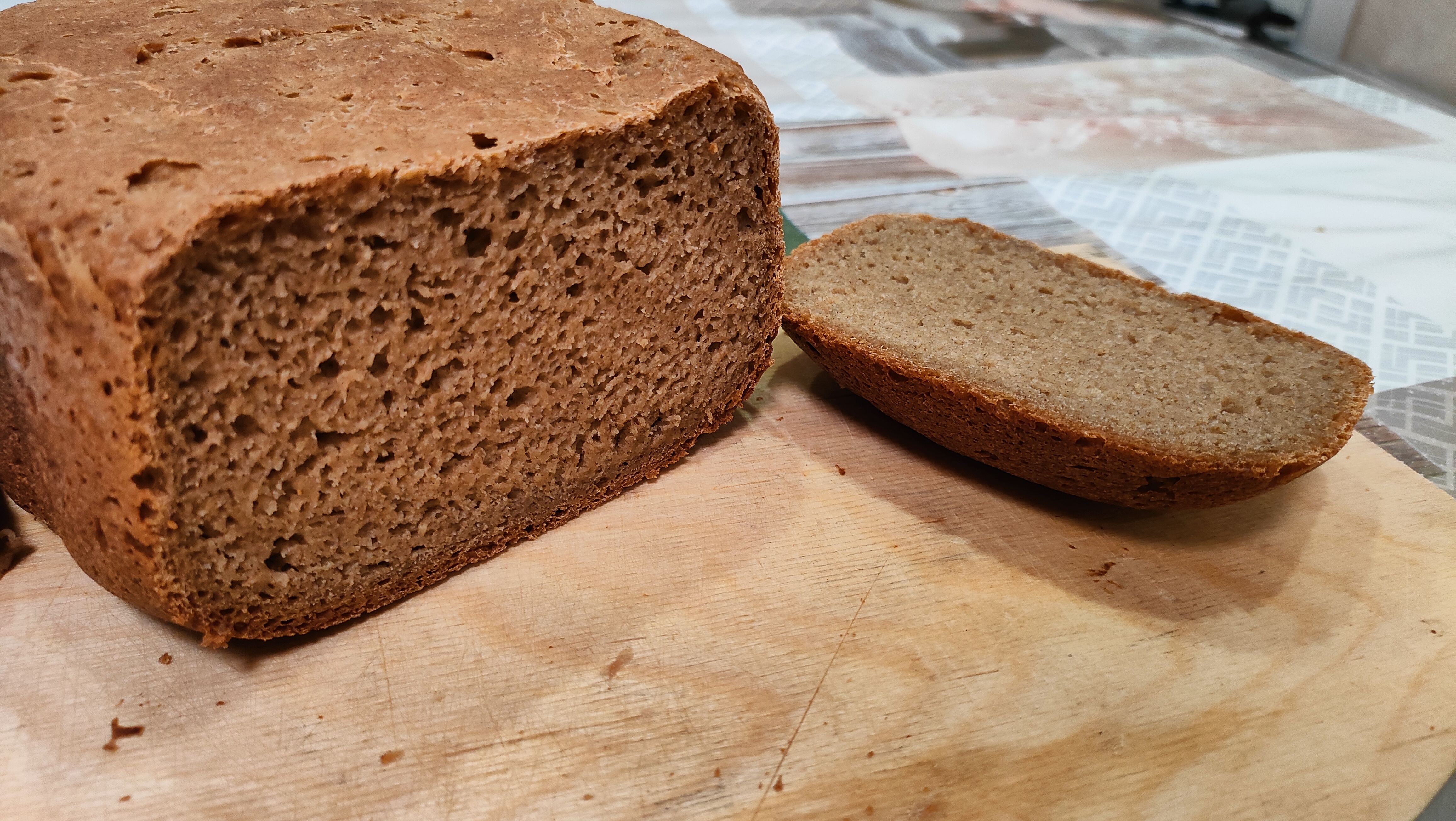 Испечь хлеб в духовке из ржаной муки. Ржаной хлеб. Хлеб Измайловский. Ржаной хлеб с чесноком. Ржаной хлеб состав.