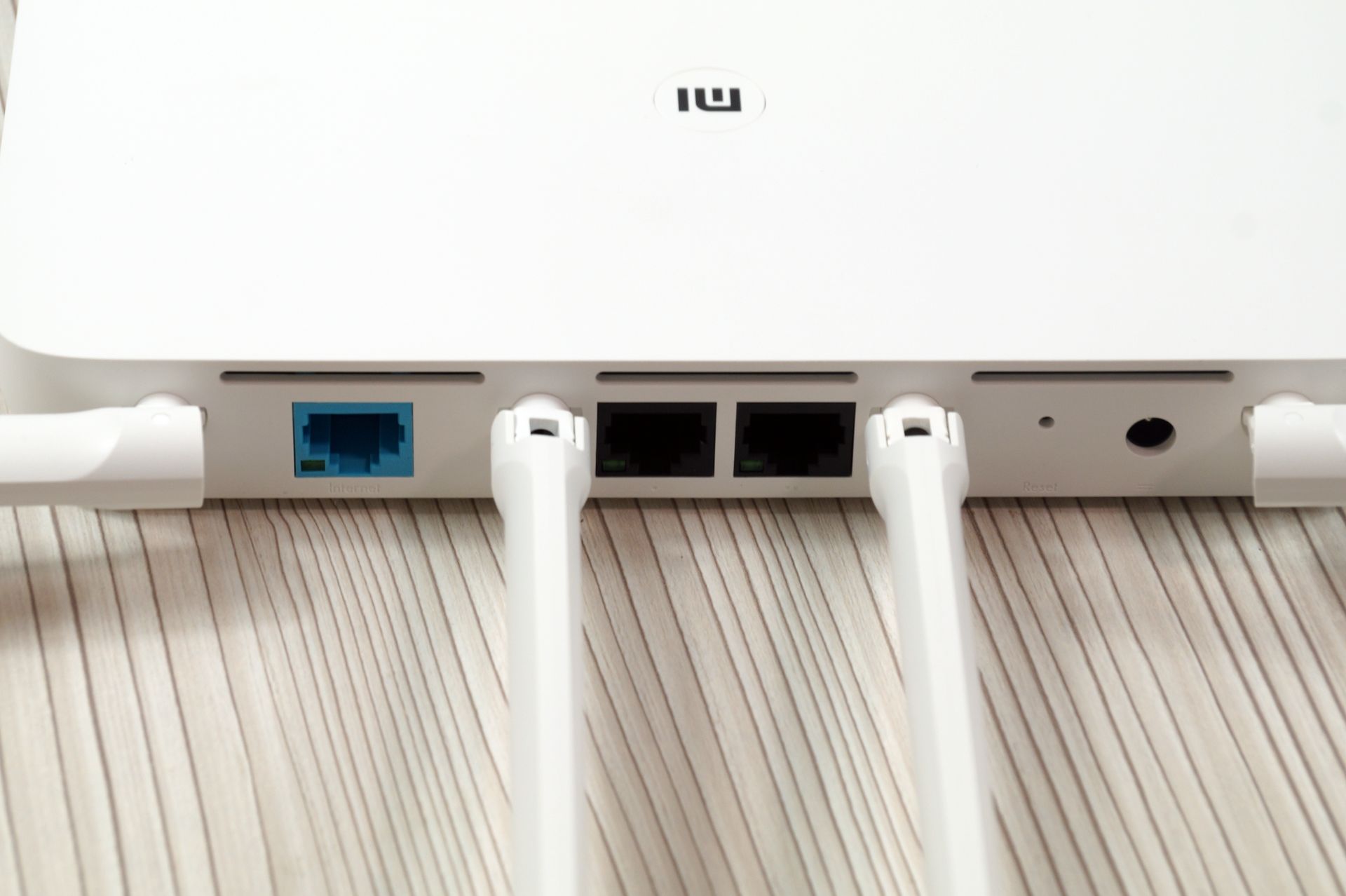 В комплекте роутера Xiaomi 4c идет вилка переходник. Какой кабель нужен для роутера ксиоми.