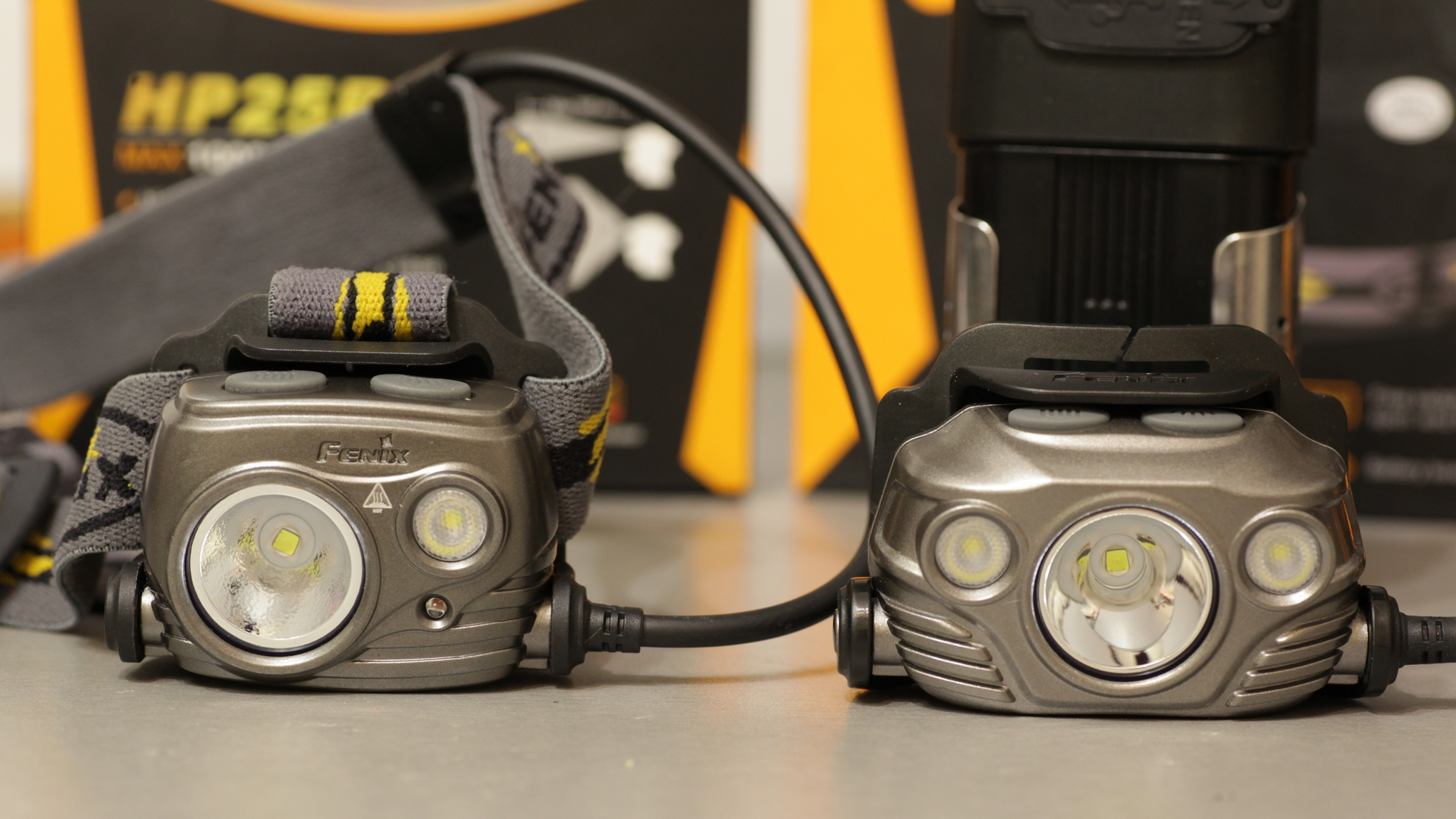 Dual light. Fenix hp30r. Фонарь налобный Fenix hm65r-t. Fenix hp30r v2.0. Батарейный блок для Fenix hp15.