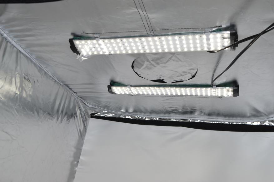 Протягиваем под резиновые держатели, выводим провода наружу, через отверстия софтбокса расположенные в углах квадрата.