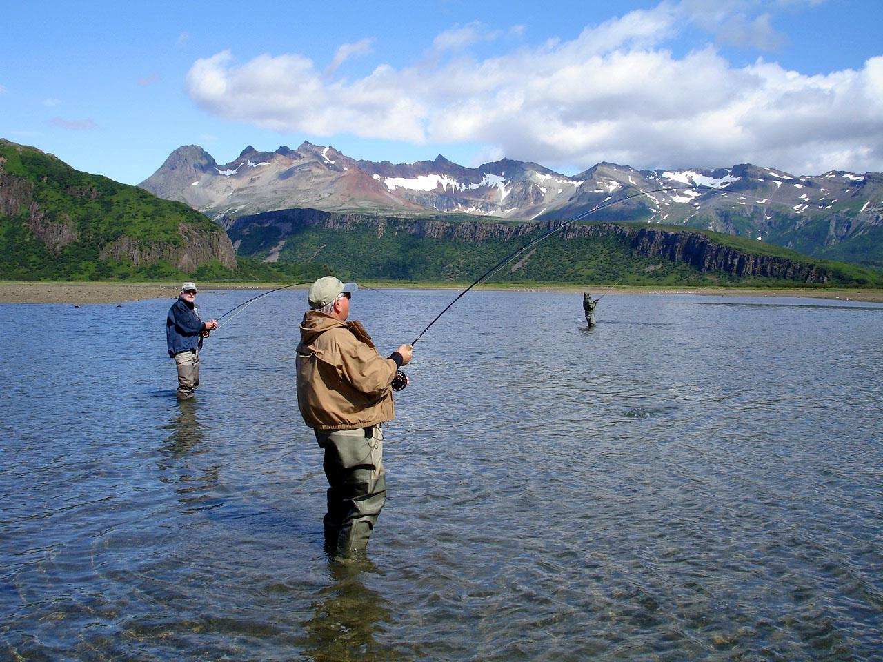 Рыбалка каждый. Рыболовство на Аляске. Рыбалка в горах. Рыбаки на Аляске. Рыболовный туризм.