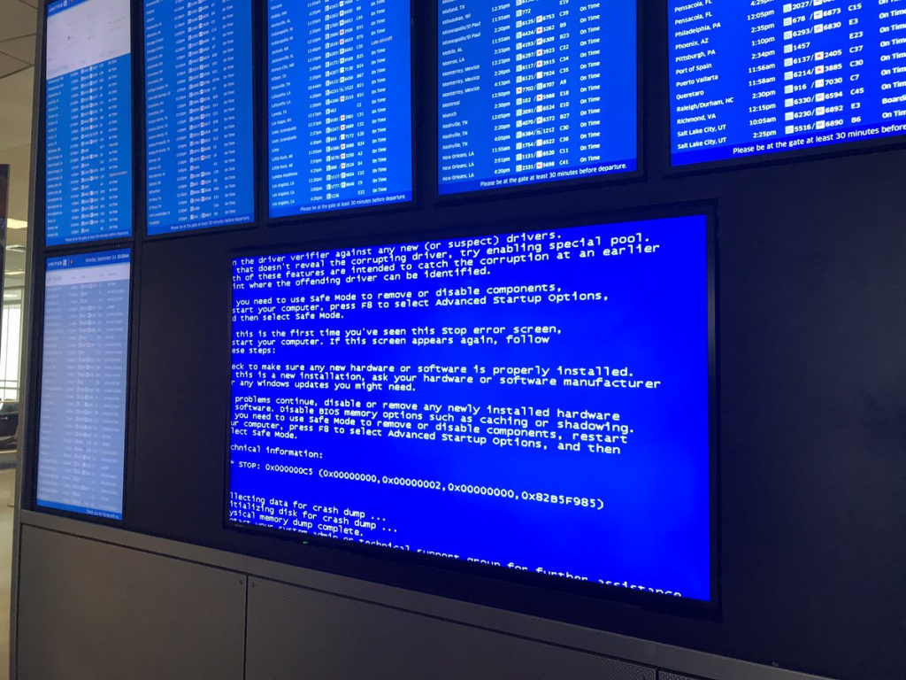 Синий экран store. Синий экран смерти. Синий экран на ноутбуке. Программа с синим экраном. Синий монитор.