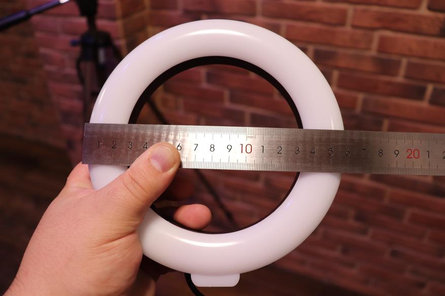 Диаметр светильника составляет 16 сантиметров, что довольно не много