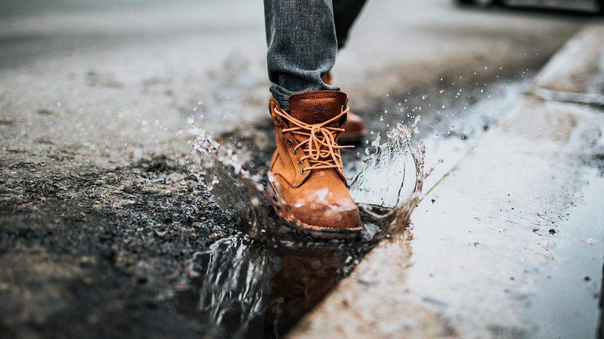 Почему 2 мокро. Мокрые ботинки. Промокшая обувь. Мокрые туфли. Ботинки в снегу.