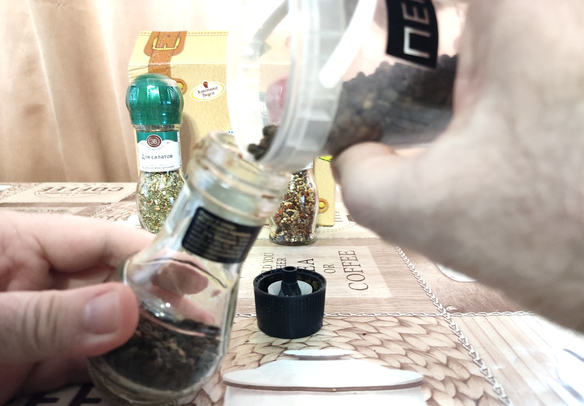 Как открыть одноразовую мельницу для специй, чтобы наполнить её новыми  приправами / Оффтопик / iXBT Live