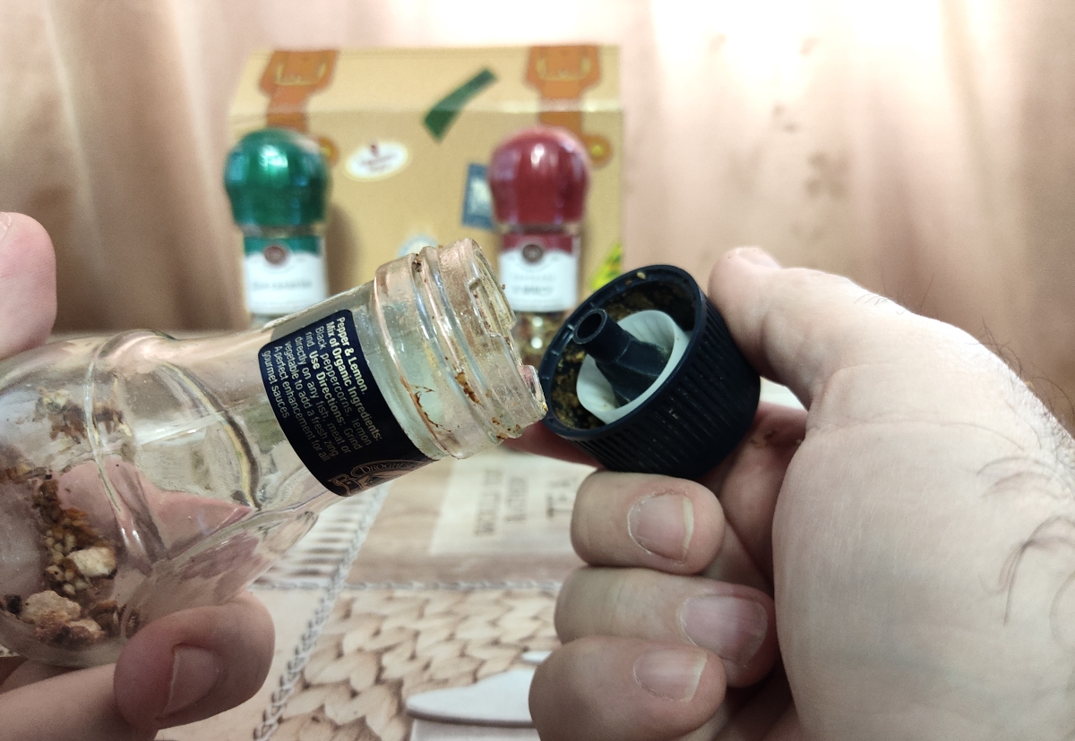 Как открыть одноразовую мельницу для специй, чтобы наполнить её новыми  приправами / Оффтопик / iXBT Live