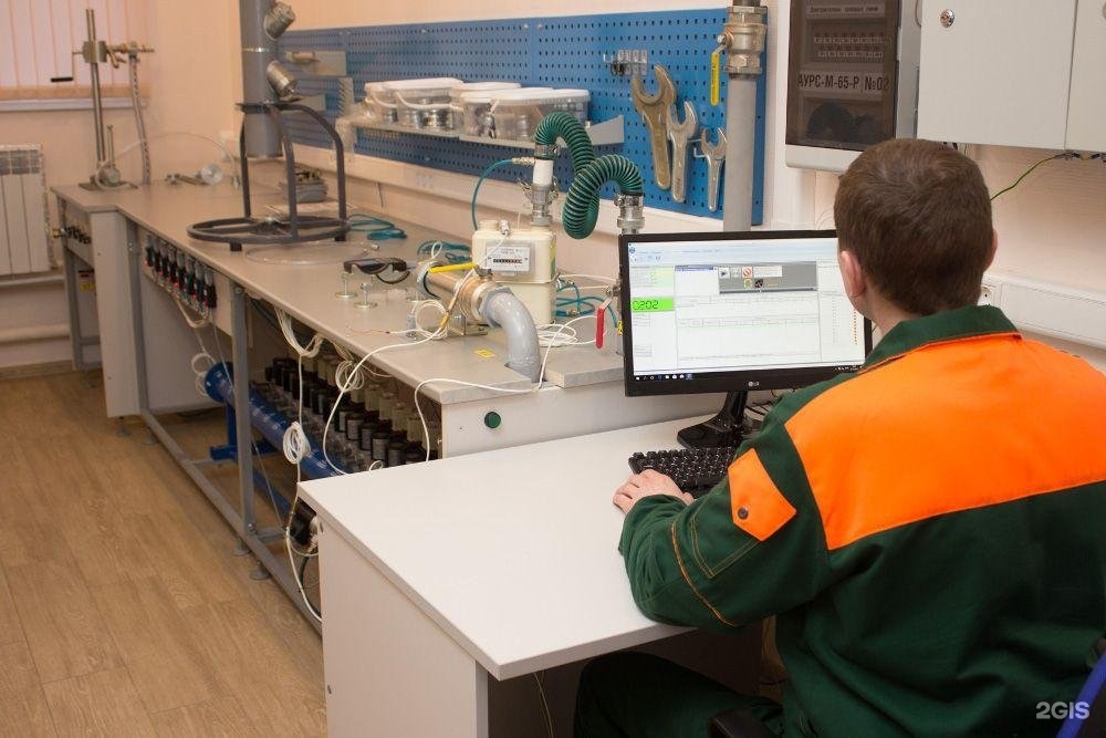лаборатория поверка. прибор для поверки счетчиков воды на дому. прибор для проверки счетчиков воды. оборудование для поверки счетчиков тепла. испытания аппаратуры.
