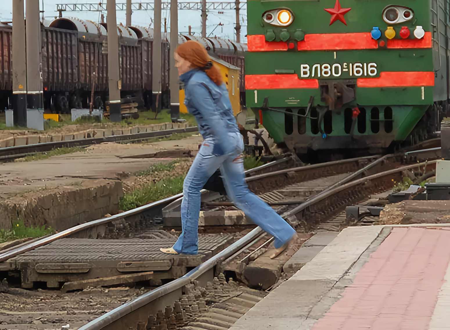 Чуть не установил. Человек перебегает железную дорогу. Путь человека. Человек на рельсах перед поездом.