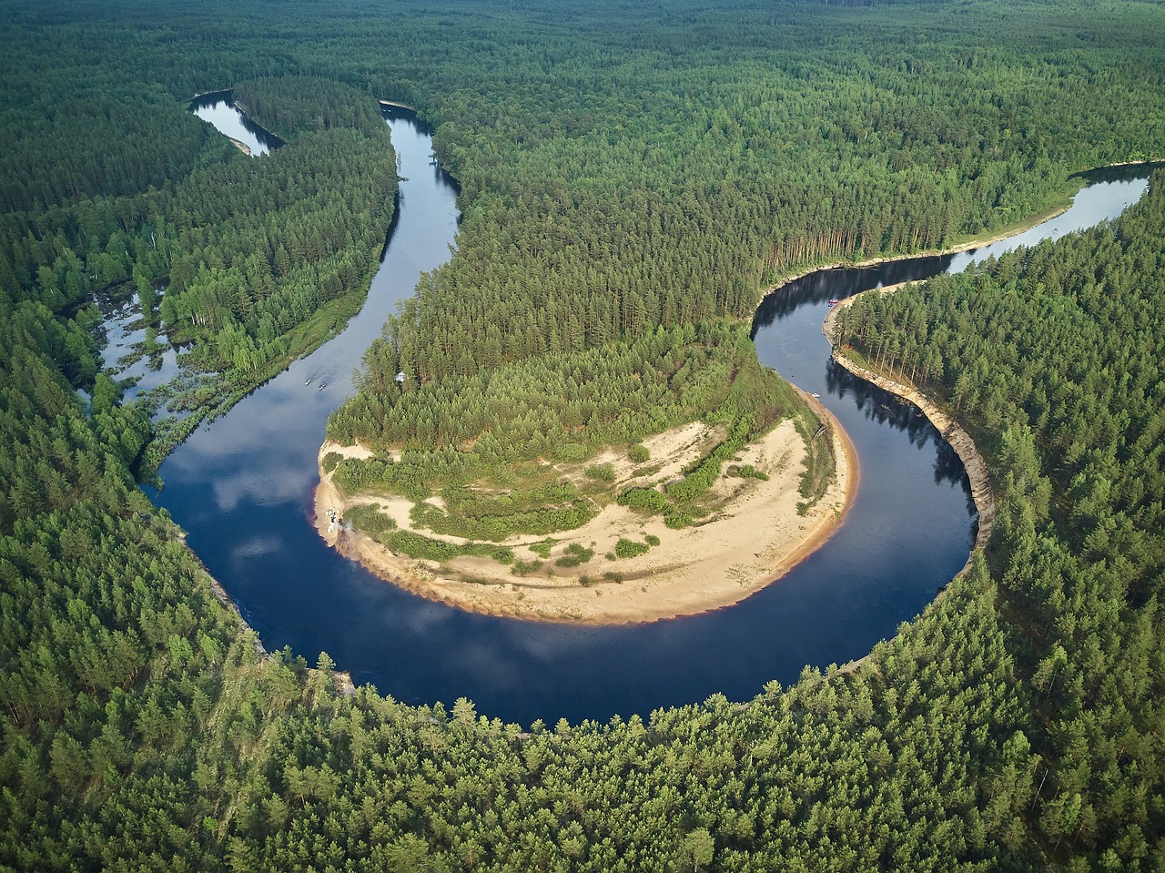 Местностей загнутый километр заперла. Река любуча.