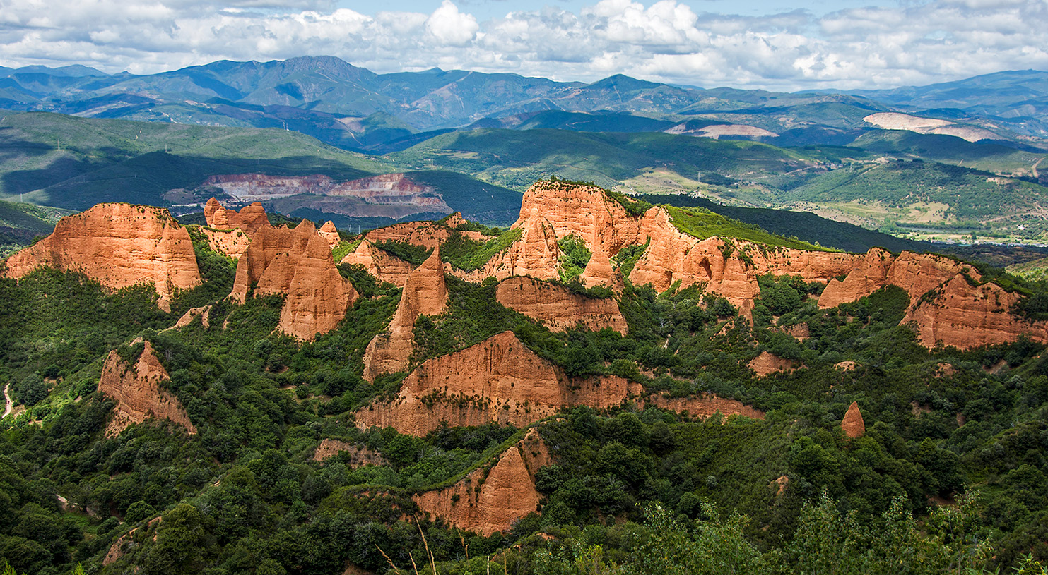 Қолдары мен көздері байланған порно