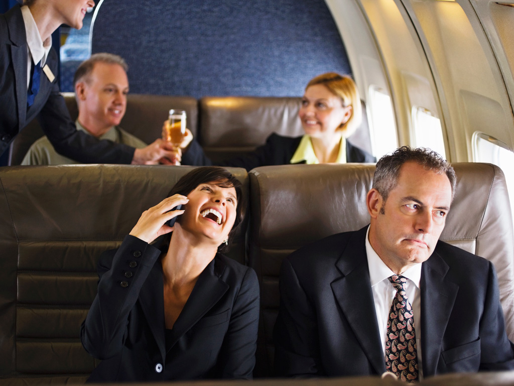Можно ли пользоваться и заряжать телефон в самолете: почему нельзя звонить в году
