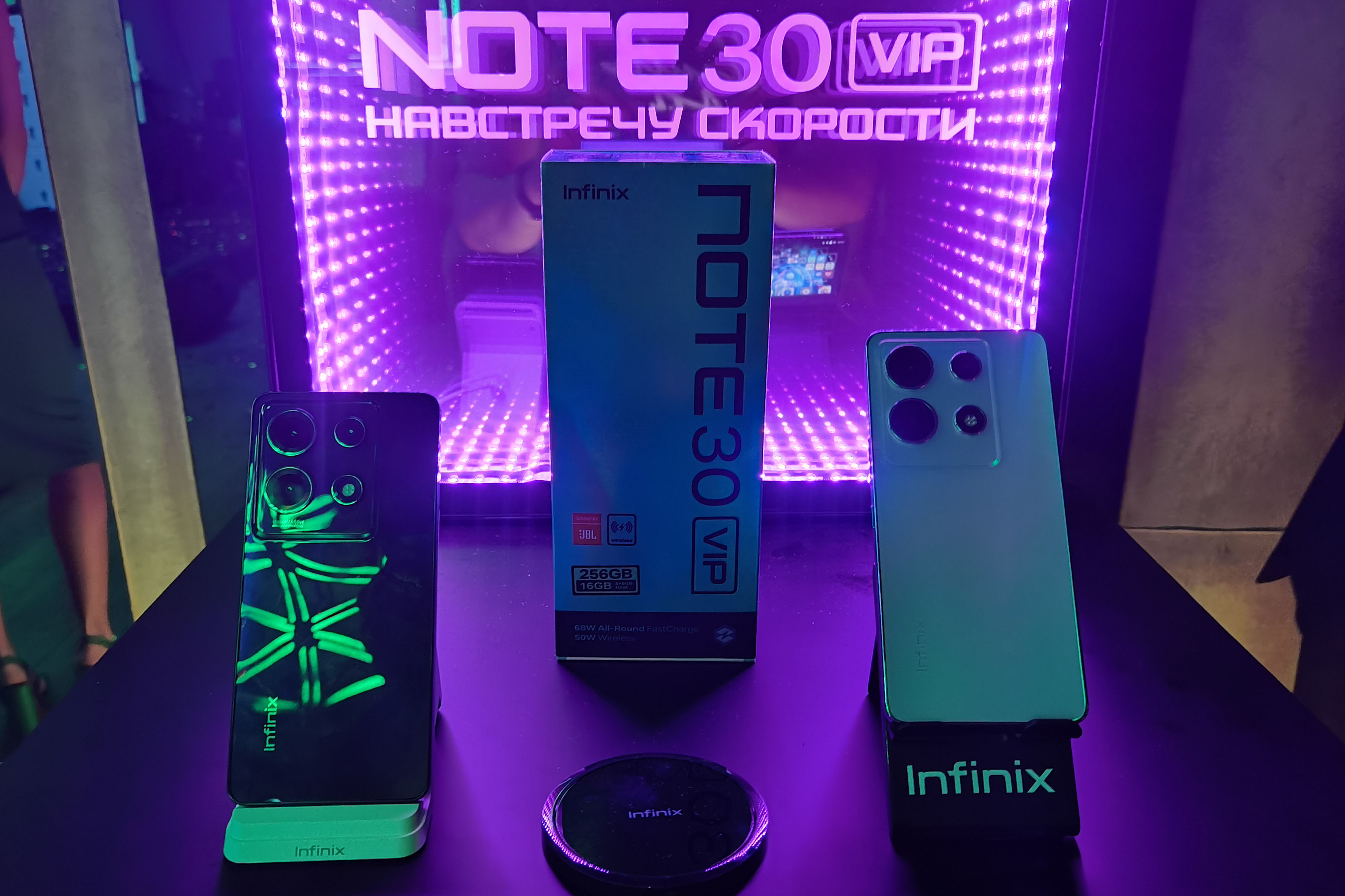 Infinix note 30 vip гоночный. Infinix 3 камеры. Infinix Note 30 VIP. Infinix Note 30 Pro МЕГАФОН. Телефоны с 30 Герц.