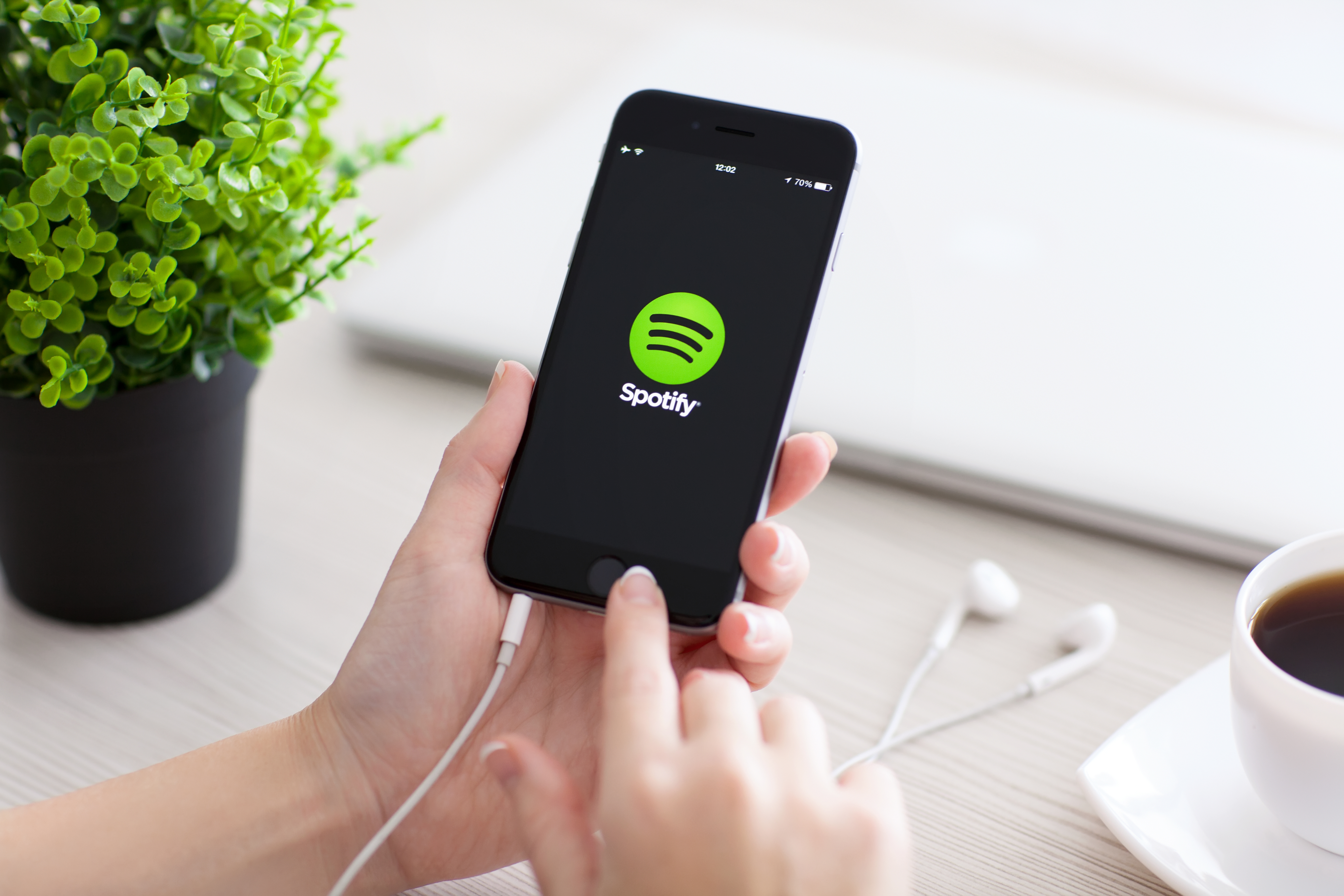 Spotify запускает новую функцию на базе искусственного интеллекта, которая  имитирует голоса подкастеров и переводит их на разные языки / Программы,  сервисы и сайты / iXBT Live