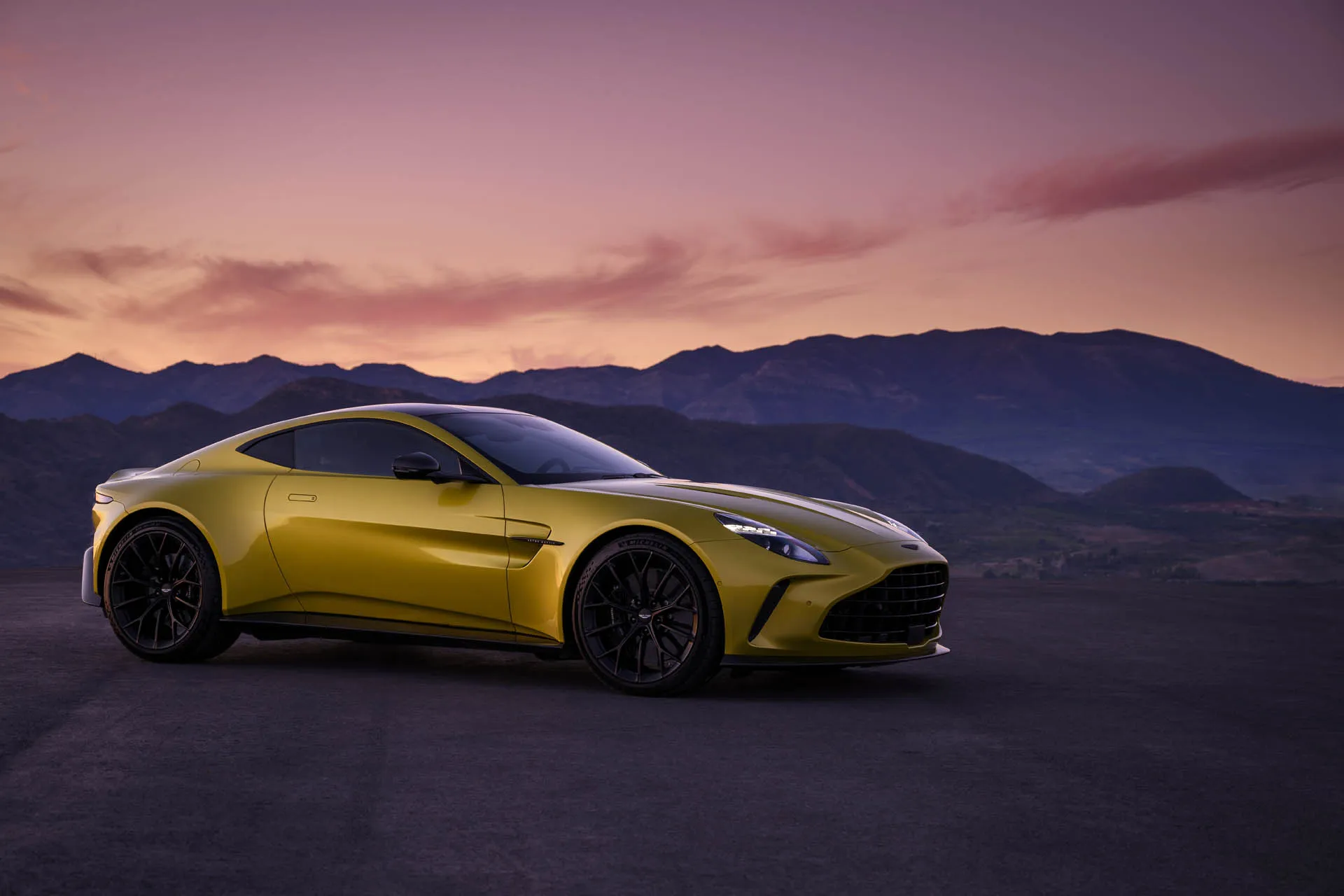 В Aston Martin представили обновлённую модель Vantage / Автомобили,  транспорт и аксессуары / iXBT Live