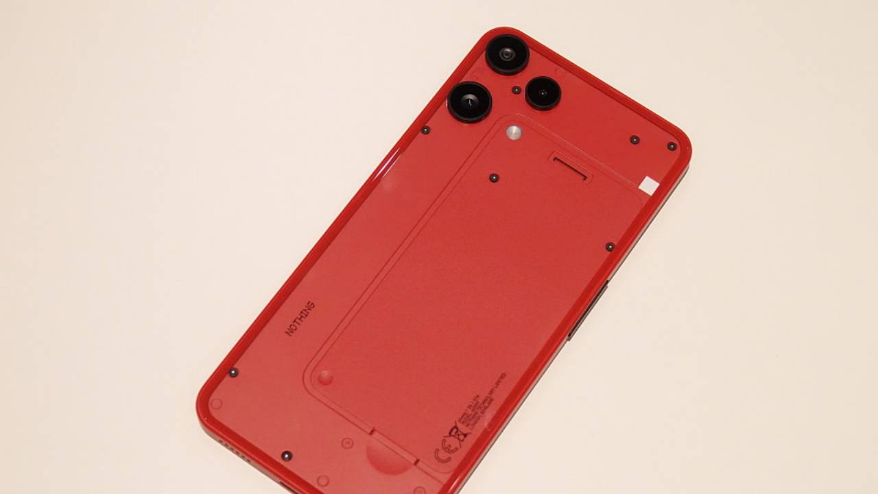 Nothing Phone (3a) Lite представлен в красном цвете для японского