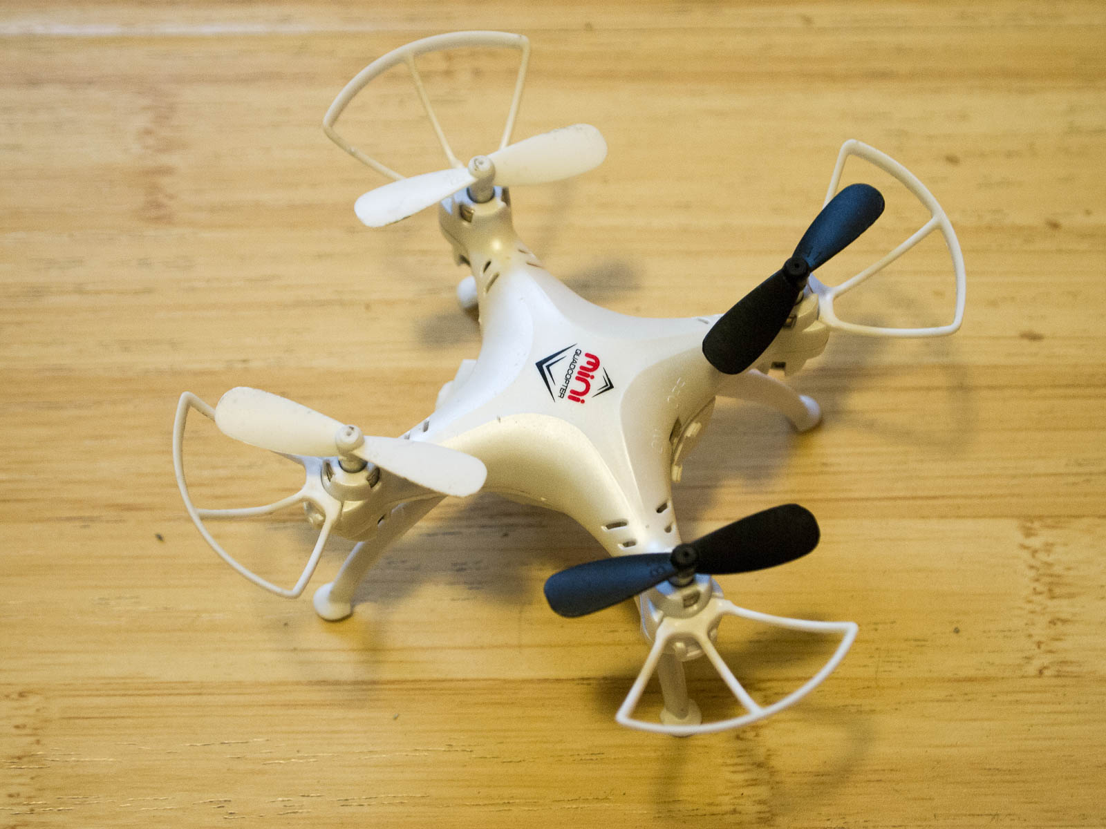 Дешевый квадрокоптер с камерой для начинающих. Quadrocopter Skytech TK ...