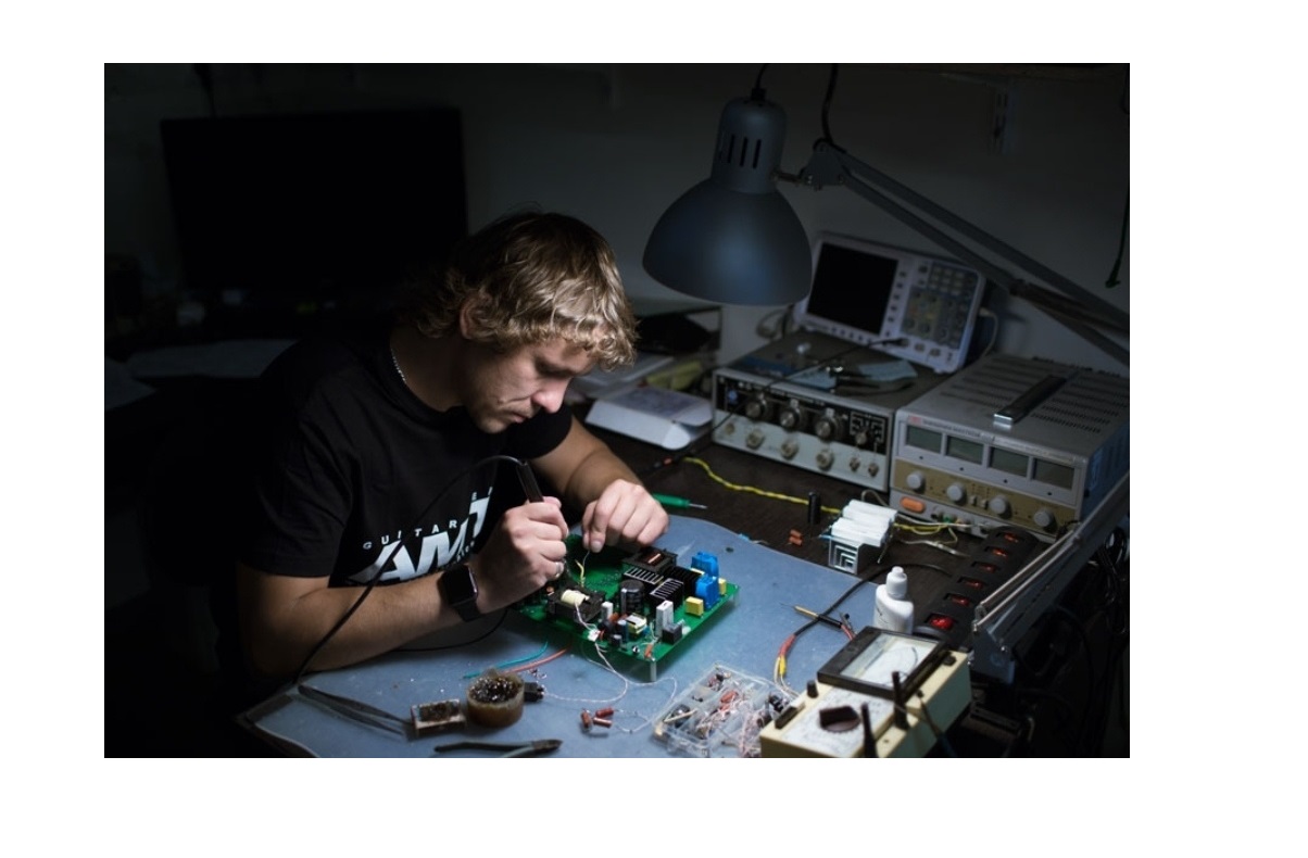 Пайка платы на практике. Инженер электроник. Компьютерная система. Современная электротехника. Лаборатория электроники.