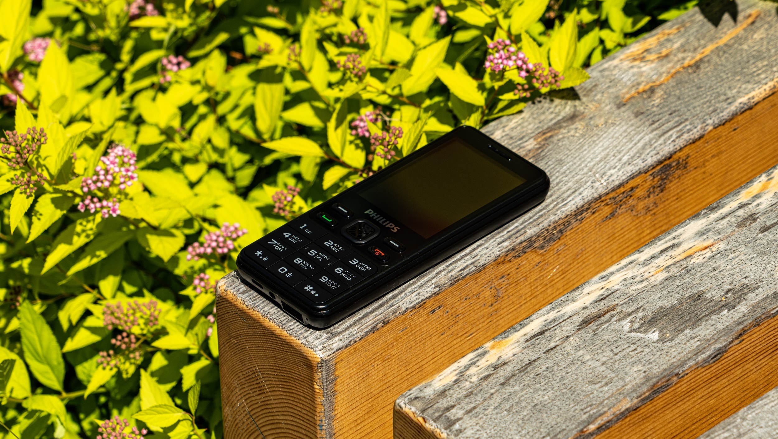 Обзор кнопочного телефона Philips Xenium E185 – больше месяца на одном ...