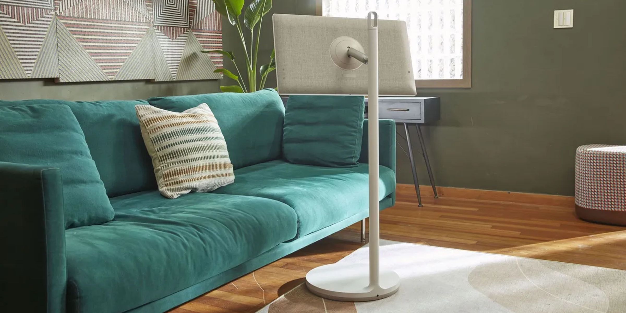 LG выпустит аккумуляторный телевизор на высокой подставке / Проекторы ...