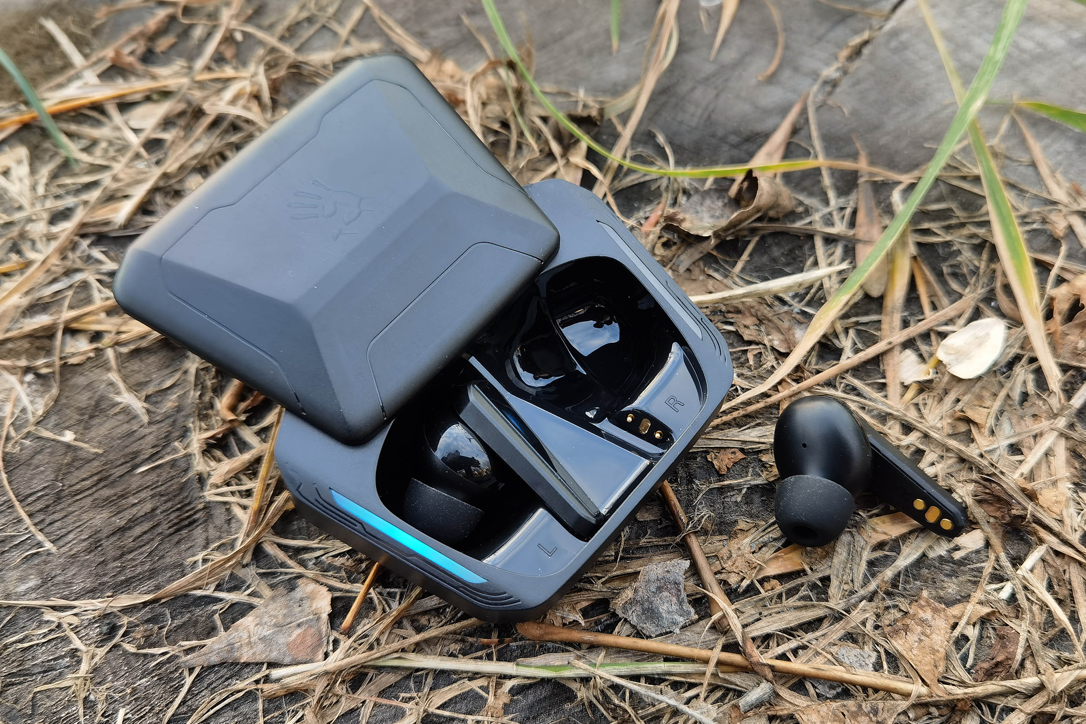 Футуристическая игровая TWS-гарнитура Bloody M70 / Hi-Fi и цифровой ...